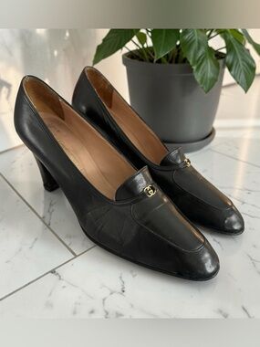 Vintage Gucci Black Leather Mid-Heel Pumps with Gold Monogram Accent